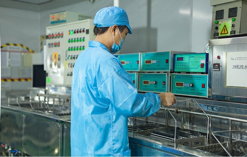 激埃特员工在进行超声波清洗