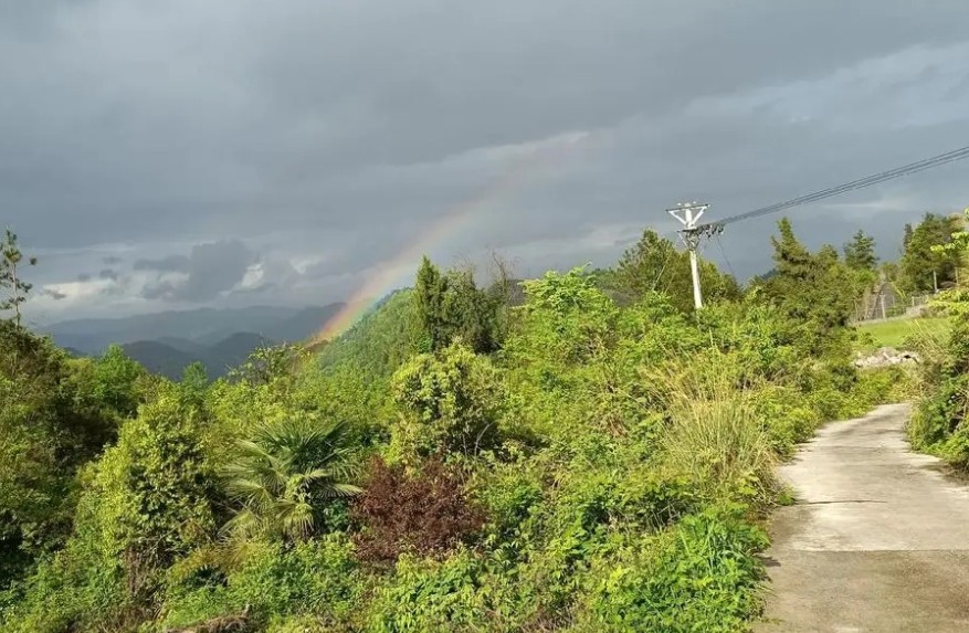 山上拍摄的彩虹图片