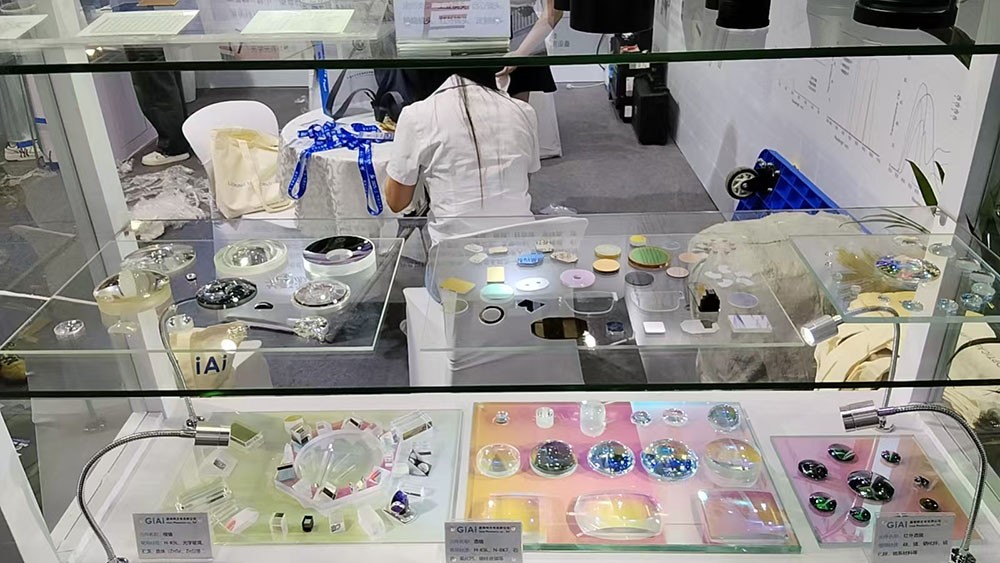 激埃特展区透镜棱镜展品