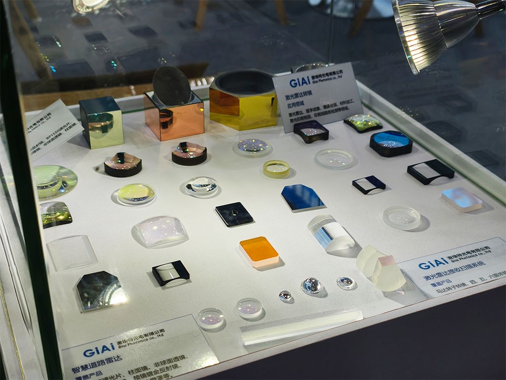 道路雷达及激光接收扫描系统光学镜片展示