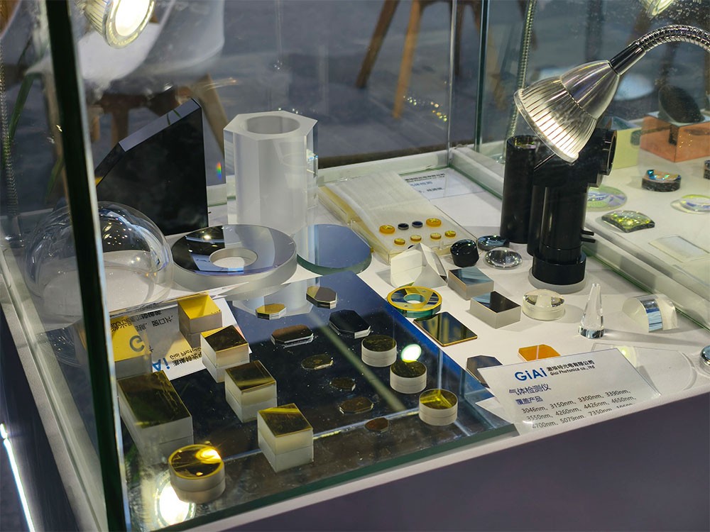 激埃特气体检测光学镜片展示