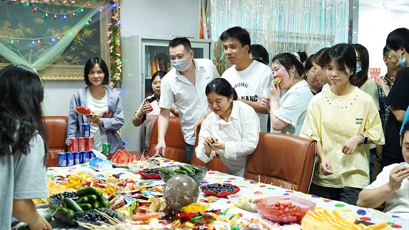 激埃特四月员工季度生日会