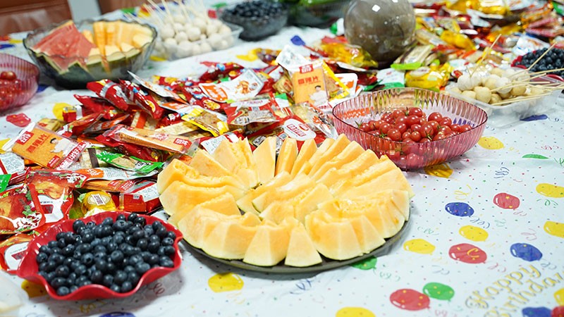 四月员工季度生日会现场水果零食
